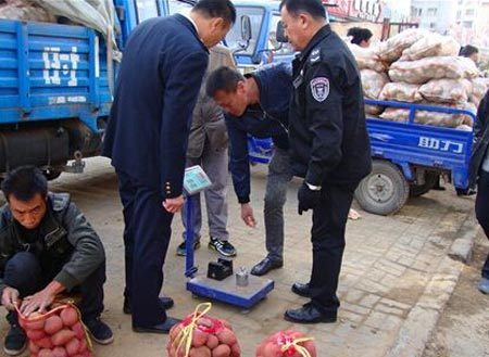 近日永州道縣質監(jiān)局查獲不合格電子地磅秤19臺