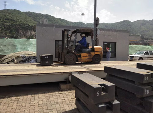 連云港倉儲部對陸橋場地內(nèi)地磅秤進行檢定