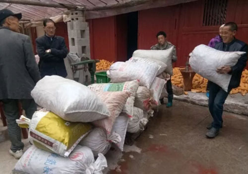 傅家堰鄉(xiāng)正式開秤收購五倍子 第1天就累計(jì)收購8000余斤