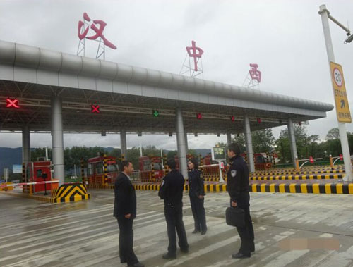 漢川分公司完成收費(fèi)站計(jì)重地磅秤檢定工作