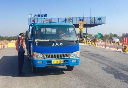 棲霞北部分收費(fèi)站更換地磅或?qū)⒂绊懗鲂?  height="75px" width="121px"/></a> 
              <dt><a class="dt_1" title="棲霞北部分收費(fèi)站更換地磅或?qū)⒂绊懗鲂? target="_blank" href="/news/691.html"> 棲霞北部分收費(fèi)站更換地磅或?qū)⒂绊懗鲂?/a><span id="mamqqccikmme"    class="dt_2">[
                2018-11-01</span></dt>
              <dd>截至11月1日，山東煙臺沈海高速棲霞北收費(fèi)站瀝青鋪設(shè)完畢，現(xiàn)已恢復(fù)通行。棲霞、棲霞南收費(fèi)站更換地磅，出口易造成短時間交通擁堵，請耐心排隊(duì)等候。...</dd>
            </dl>
        
        <dl class="news_dl">
          <a target=_blank href=