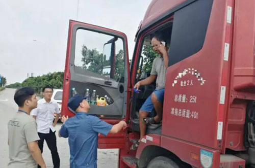 圖為交警正在攔停可疑車(chē)輛