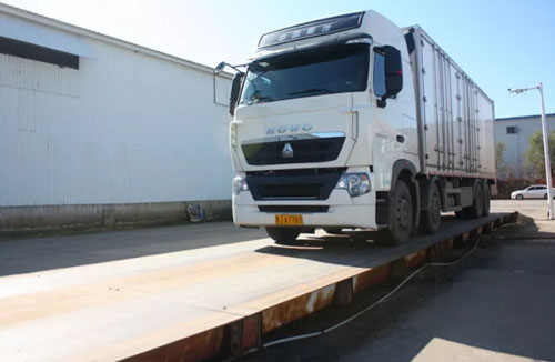 圖為裝糧食貨車(chē)正在過(guò)地磅